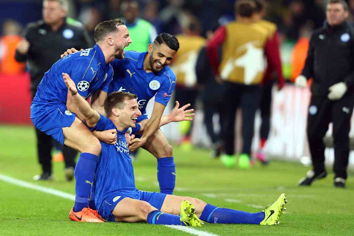 Marc Albrighton (seduto) celebra con i suoi compagni di squadra