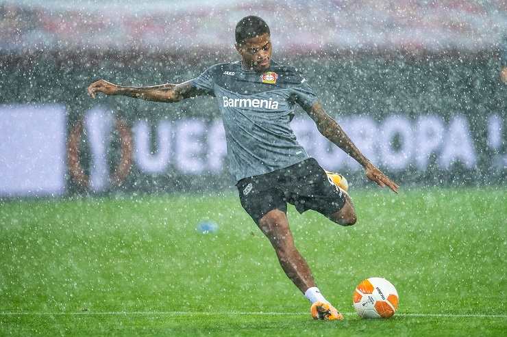 Leon Bailey si allena sotto la pioggia