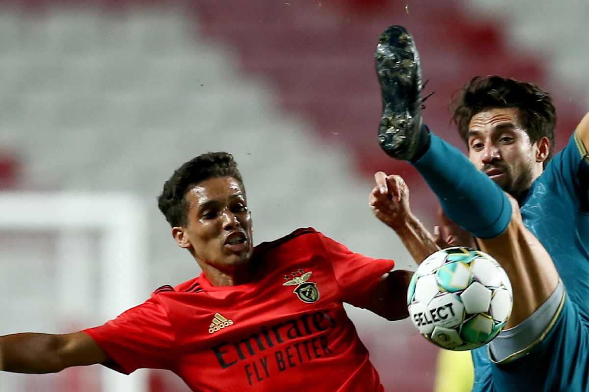 Pedrinho (a sinistra) in azione contro Nico Gaitan