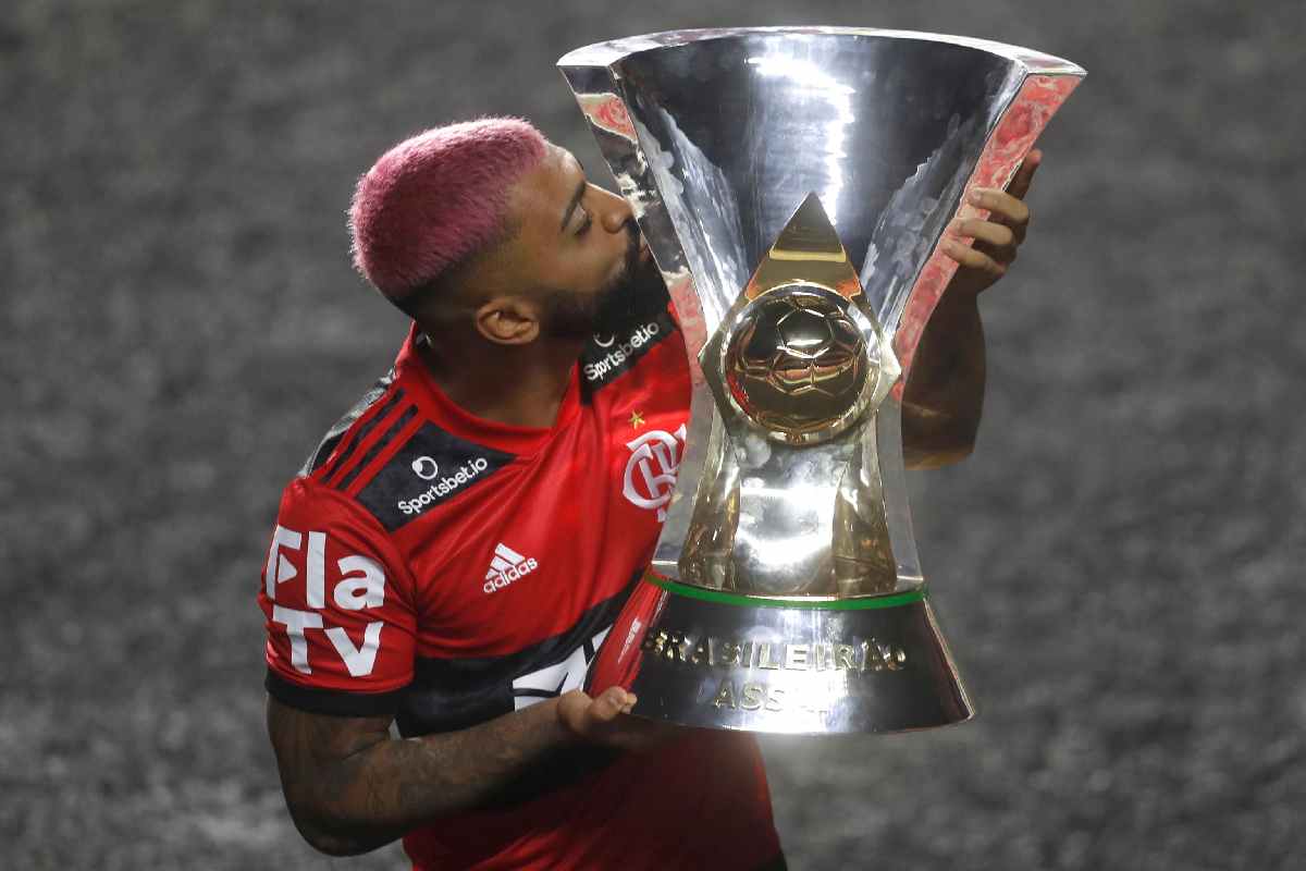 Gabriel Barbosa con il trofeo