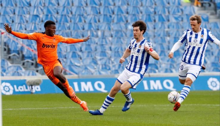 Yunus Musah (a sinistra) con la maglia del Siviglia 