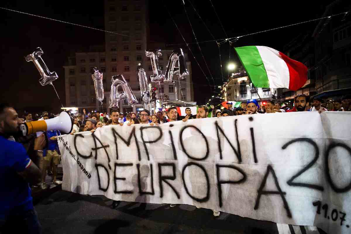 Uno striscione dedicato alla vittoria dell'Italia