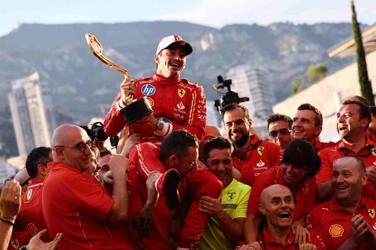 Charles Leclerc festeggia la vittoria con il team Ferrari