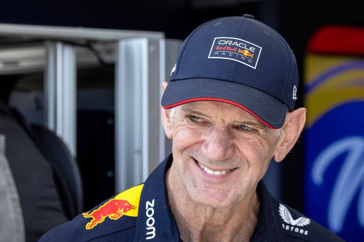 Adrian Newey con cappellino della RedBull