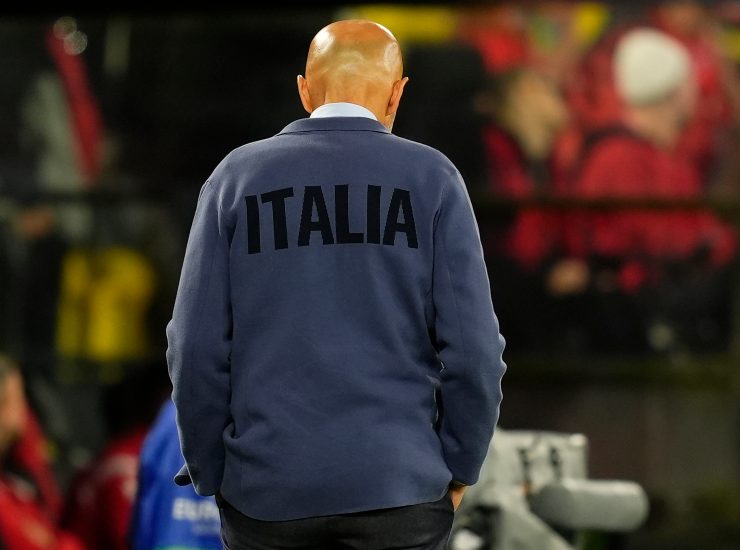 Italia, critiche feroci a Spalletti per l'outfit: bufera inattesa sul ct