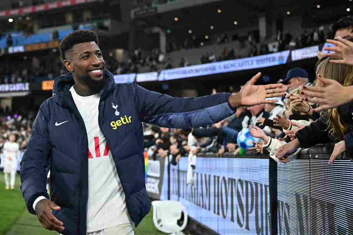 Emerson Royal con i tifosi del Tottenham