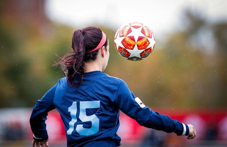 ragazza gioca a calcio