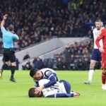 Rodrigo Bentancur a terra durante Tottenham-Liverpool