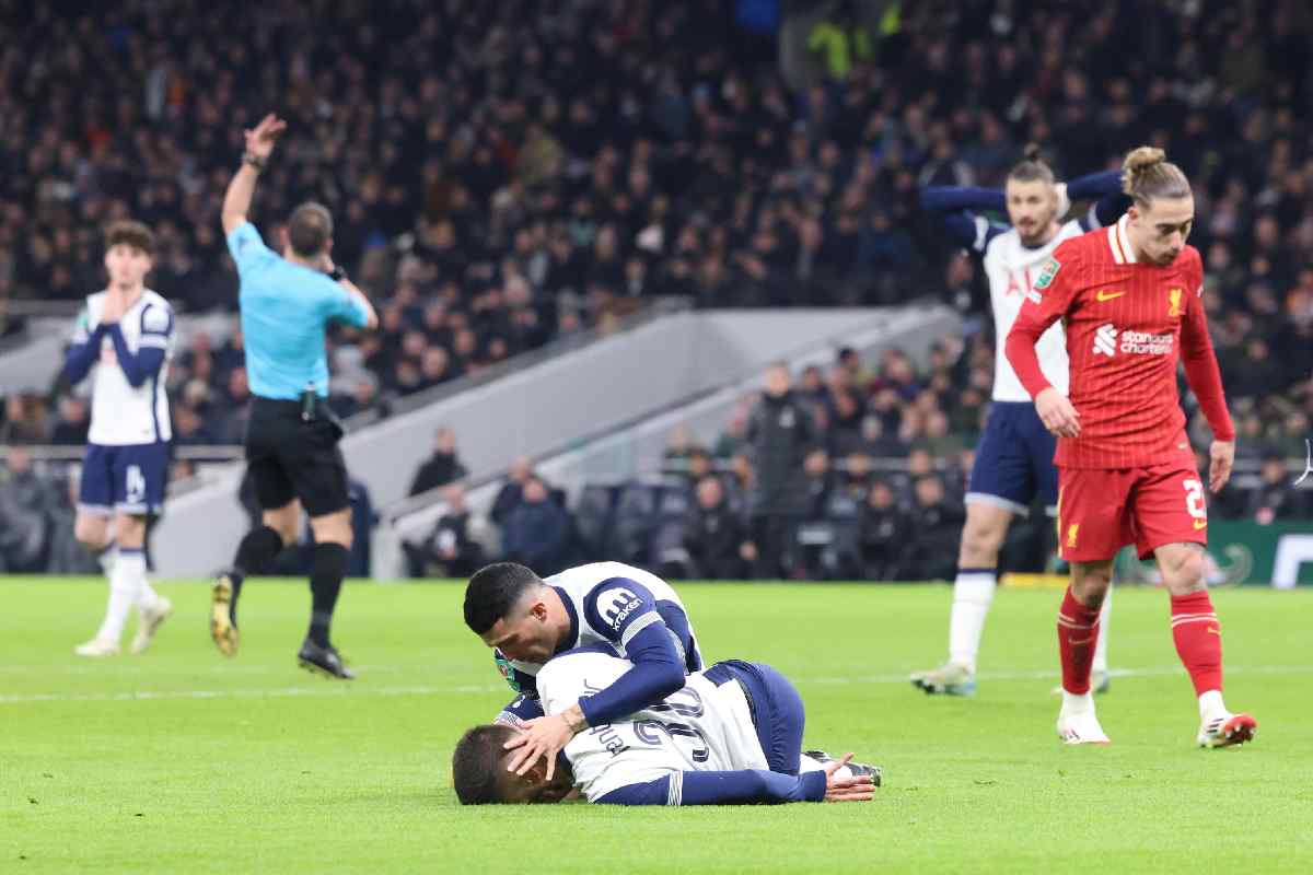 Rodrigo Bentancur a terra durante Tottenham-Liverpool