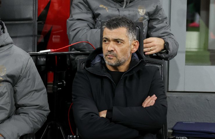 Allenatori in bilico, i tecnici di due top club di Serie A sono appesi a un filo. Nella foto, L'allenatore portoghese del Milan, Sérgio Conceição, seduto sulla panchina rossonera