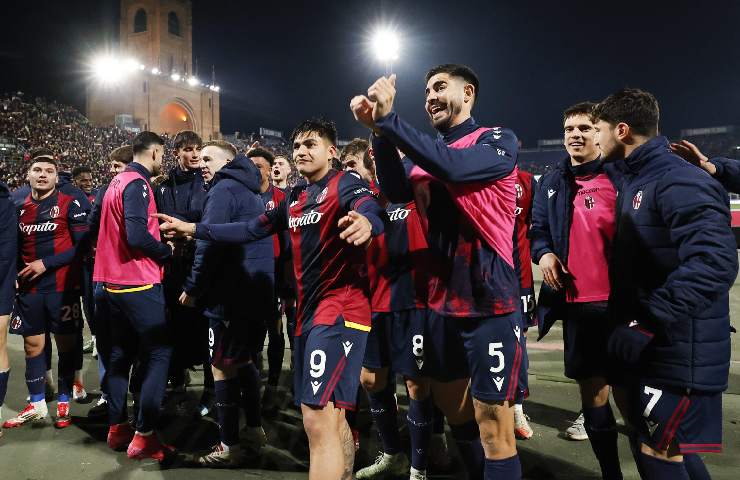 Bologna, il sindaco scatenato sui social: festeggia la vittoria rossoblù e lancia anche una frecciata al Milan? Nella foto, l'esultanza dei giocatori del Bologna