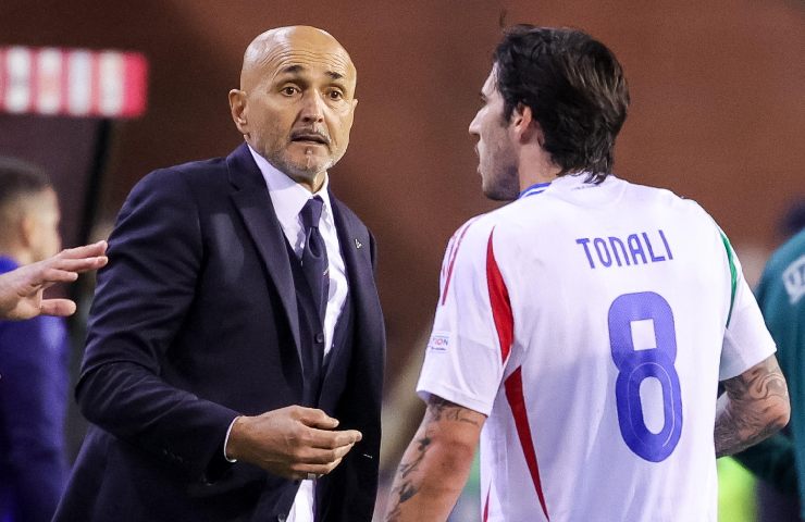 Calciomercato, Tonali torna al Milan? Nella foto, Sandro Tonali con la maglia della Nazionale italiana insieme al c.t. Luciano Spalletti