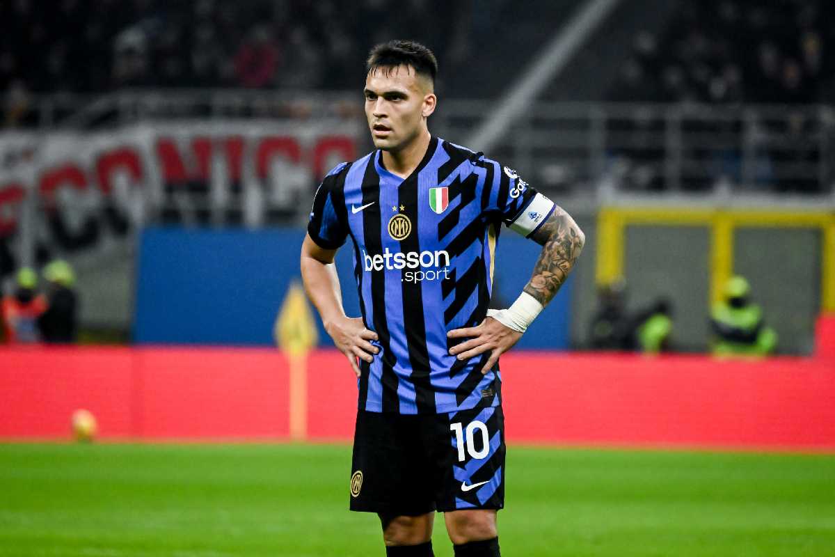 Inter, trovato l'audio della presunta bestemmia di Lautaro: cosa rischia il "Toro"? Nella foto, Lautaro Martinez con la maglia nerazzurra dell'Inter