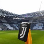 La bandierina del calcio d'angolo dello Juventus Stadium con il logo del club