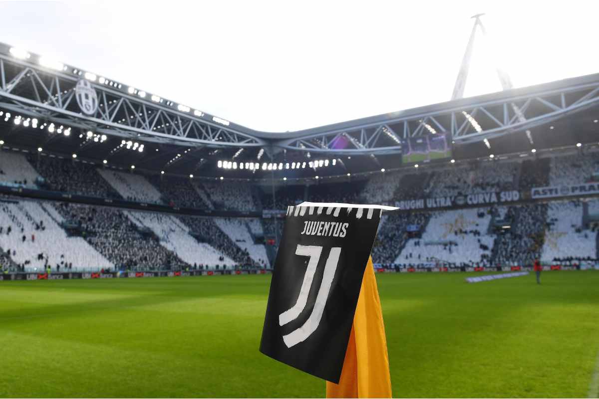 La bandierina del calcio d'angolo dello Juventus Stadium con il logo del club