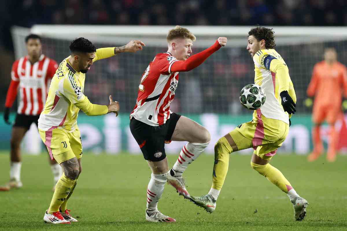 Juventus, Locatelli vs. Thiago Motta: capitano e allenatore hanno visto la stessa partita? Nella foto, un'azione di gioco del playoff di Champions League PSV Eindhoven-Juventus con il capitano bianconero Manuel Locatelli