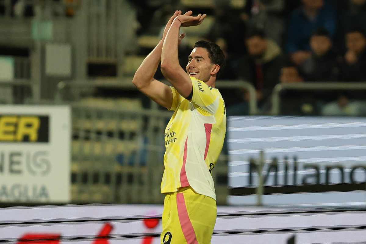 Juventus, è tornato Vlahović: il suo gol mette la Champions nel mirino bianconero. Nella foto, Dušan Vlahović esulta dopo il gol al Cagliari mimando il tiro da tre punti nel basket