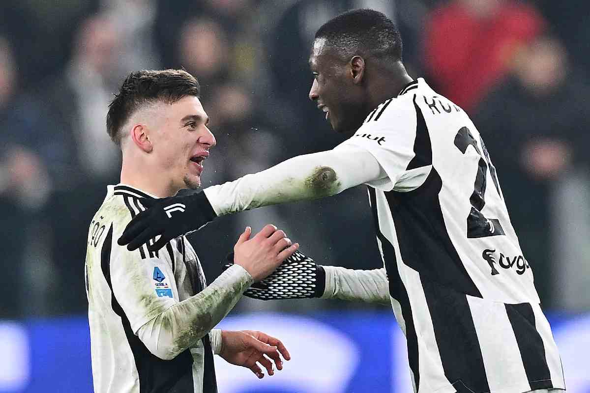 Juventus, le magie di Kolo Muani e Francisco Conceição trascinano i bianconeri: Vlahović sparisce dai radar? Nella foto, Francisco Conceição e Randal Kolo Muani con la maglia bianconera della Juventus