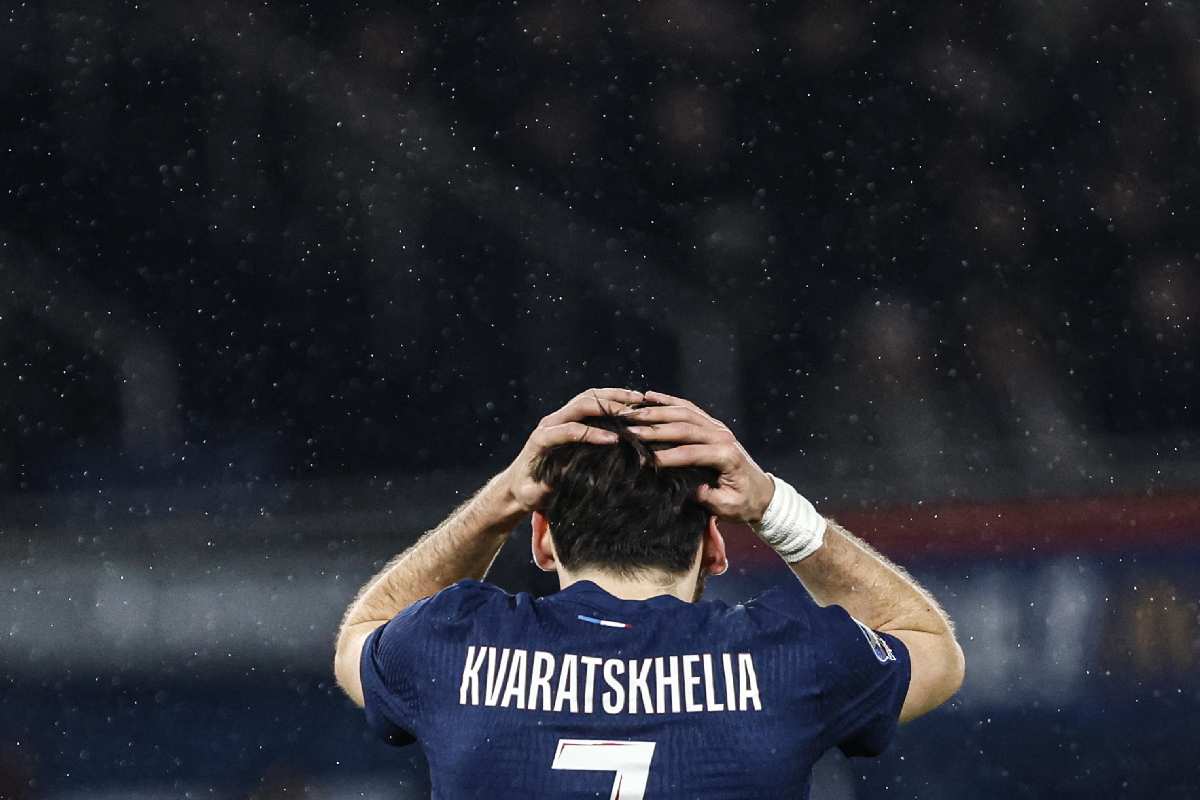 Kvaratskhelia, il presidente del Lione non ci sta: presentato un ricorso per il trasferimento dal Napoli al Psg. Nella foto, l'attaccante georgiano Khvicha Kvaratskhelia con la maglia del Paris Saint-Germain (Psg)