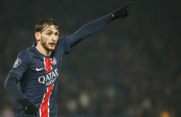 Kvaratskhelia, il presidente del Lione non ci sta: presentato un ricorso per il trasferimento dal Napoli al Psg. Nella foto, l'attaccante georgiano Khvicha Kvaratskhelia con la maglia del Paris Saint-Germain (Psg)