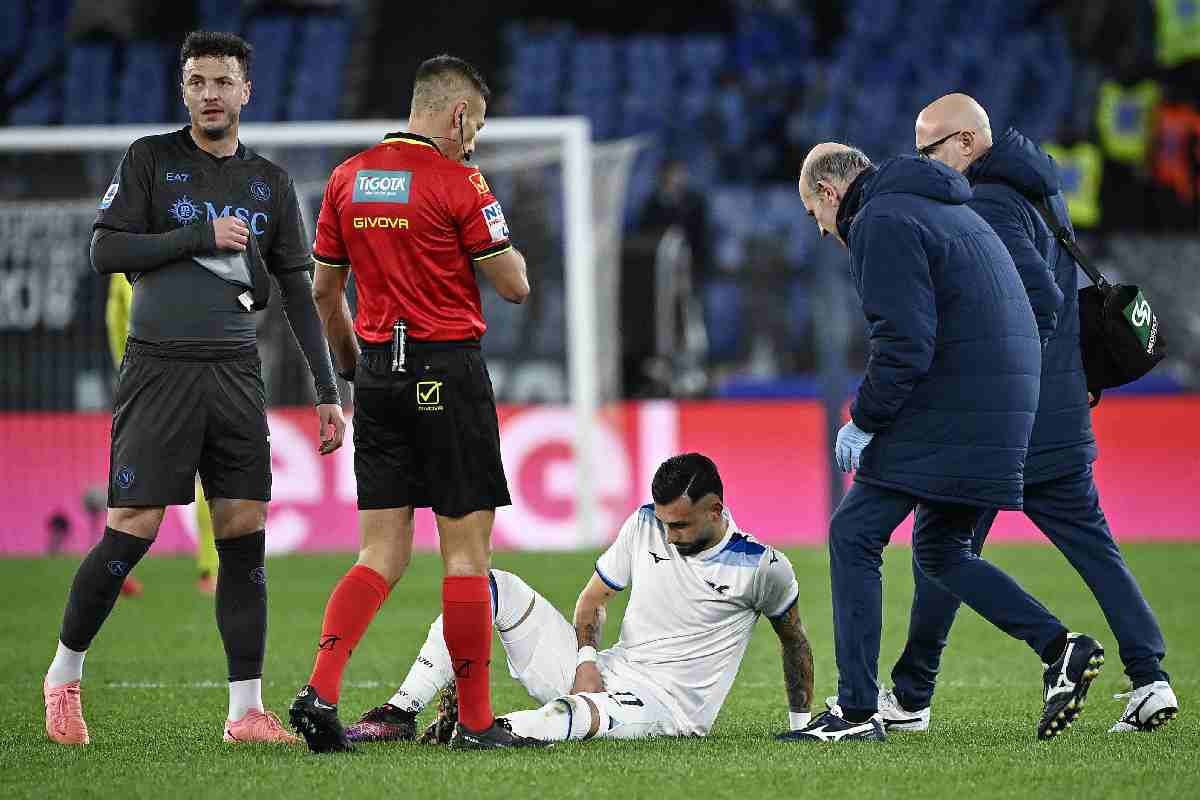 Lazio, Taty Castellanos ai box: come cambia l'attacco biancoceleste. Nella foto, il Taty Castellanos a terra dopo l'infortunio rimediato in Lazio-Napoli