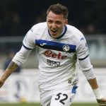 Mateo Retegui con la maglia dell'Atalanta. L'esultanza per uno dei 4 gol nel poker all'Hellas Verona