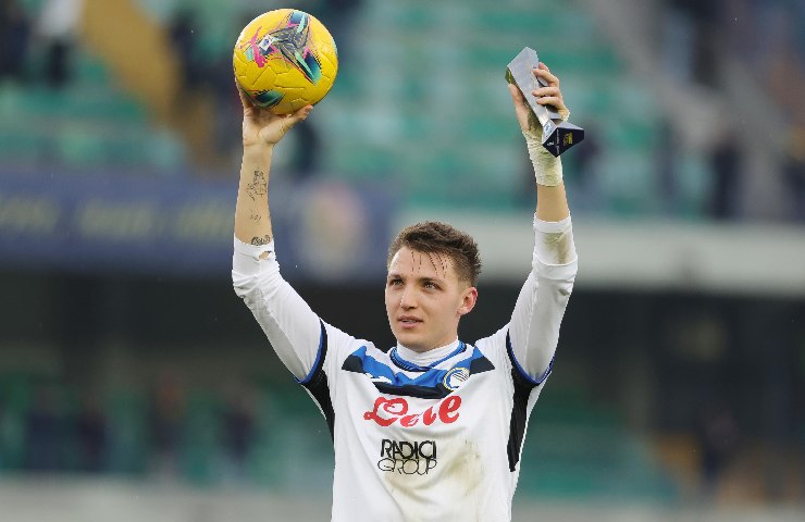 Mateo Retegui con la maglia dell'Atalanta porta a casa pallone e premio del migliore in campo per il poker di gol in Hellas Verona-Atalanta