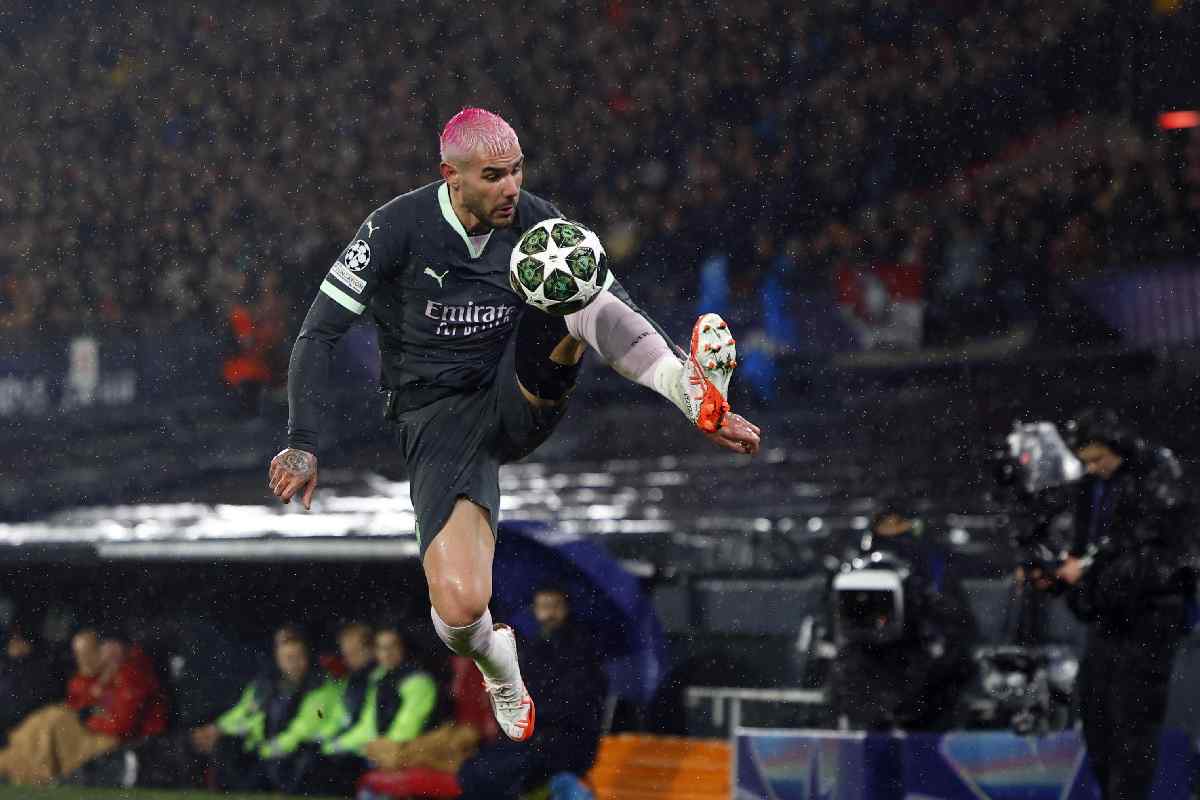 Milan, Theo Hernández verso l'addio: già scelto il suo sostituto? Nella foto, Theo Hernández con la maglia del Milan in Champions League