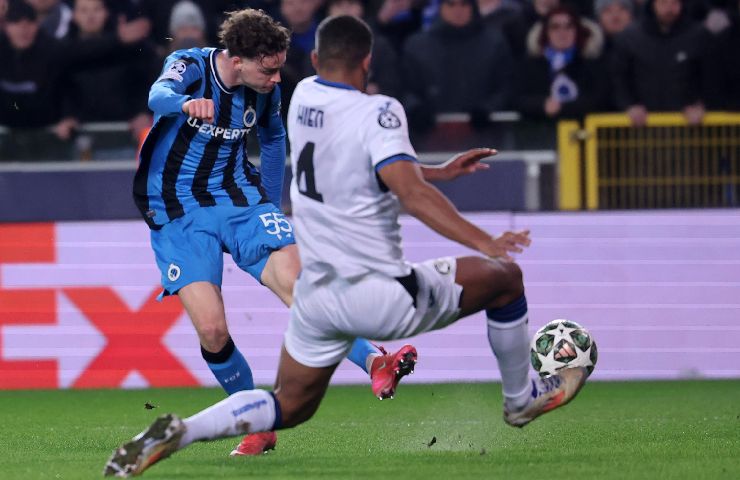 Milan, Theo Hernández verso l'addio: già scelto il suo sostituto? Nella foto, il belga Maxim De Cuyper con la maglia del Club Brugge contro l'Atalanta nei playoff di Champions League