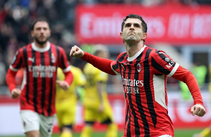 Milan, in fondo al tunnel dei possibili partenti c'è una luce: due top player pronti al rinnovo. Nella foto, l'esultanza dell'attaccante statunitense con la maglia rossonera del Milan, Christian Pulisic