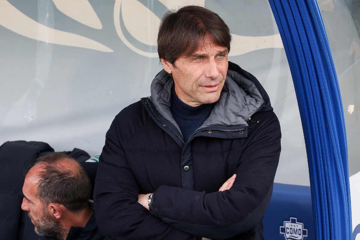 Napoli, che tegola: Conte perde un'altra pedina del suo scacchiere alla vigilia del big match Scudetto. Nella foto, L'allenatore del Napoli, Antonio Conte