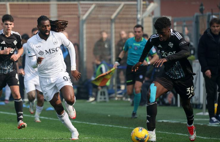 Napoli, che tegola: Conte perde un'altra pedina del suo scacchiere alla vigilia del big match Scudetto. Nella foto, il centrocampista del Napoli, Frank Zambo Anguissa, nella partita contro il Como