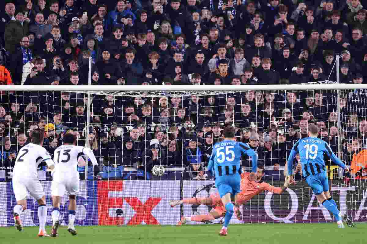 Ranking Uefa, il tonfo di Atalanta e Milan in Champions può costare caro: Roma pensaci tu. Nella foto, il rigore contestato del Club Brugge contro l'Atalanta nell'andata dei playoff di Champions League