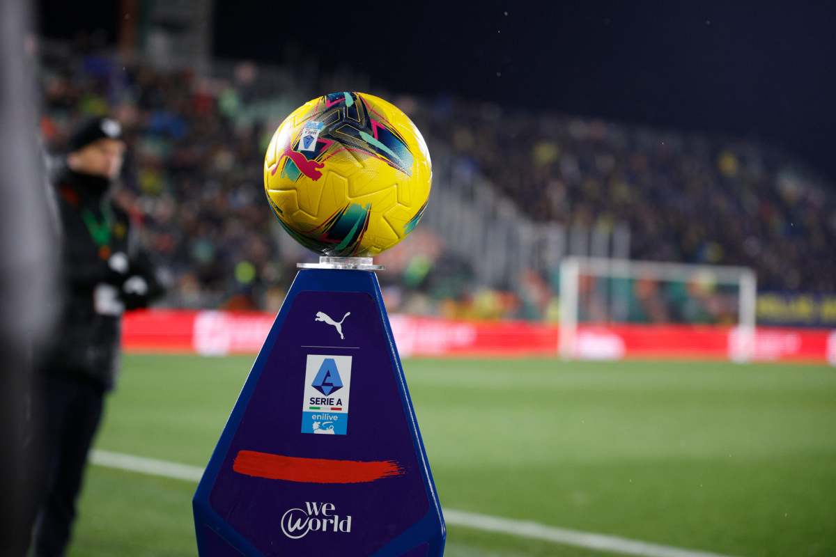 Serie A, la volata Scudetto entra nel vivo. Nella foto il pallone del campionato su un campo di Serie A