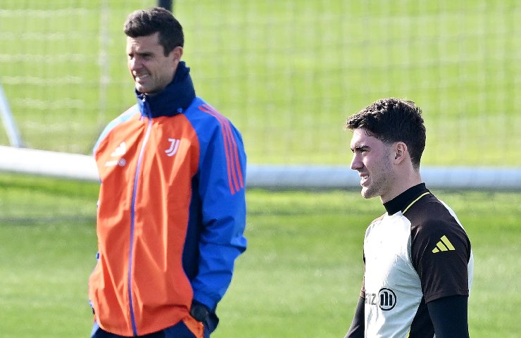 Vlahović-Juventus, si respira sempre più aria di addio: dove potrebbe andare a giocare l'attaccante serbo? Nella foto, l'allenatore della Juventus Thiago Motta con Dušan Vlahović durante una seduta di allenamento 