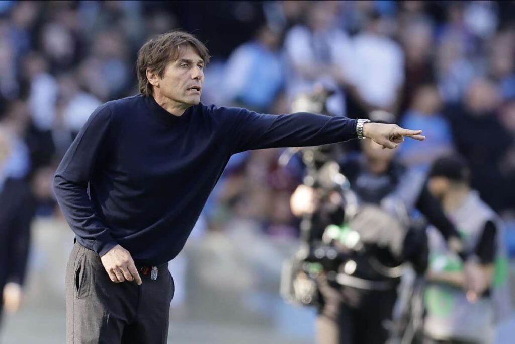 L'allenatore del Napoli Antonio Conte dà indicazioni a un suo giocatore