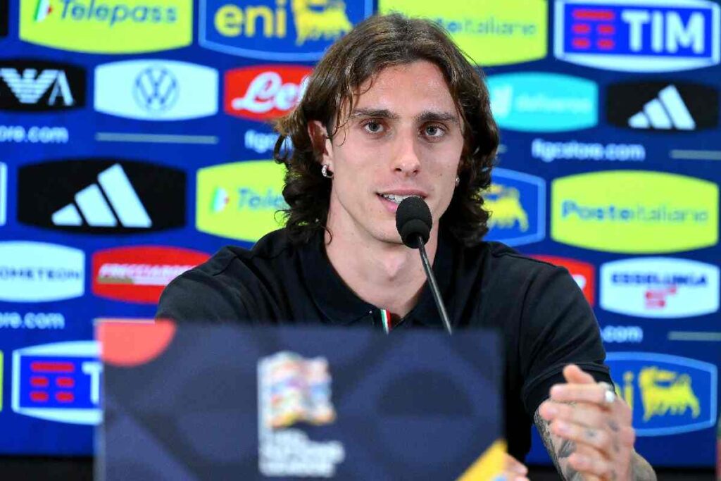 Riccardo Calafiori in conferenza stampa con la maglia della nazionale italiana