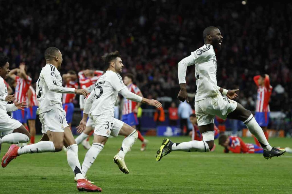 Champions League, Real Madrid ai quarti grazie ai rigori e anche al Var: cosa è successo? Nella foto, l'esultanza dei giocatori del Real Madrid e la disperazione di quelli dell'Atletico