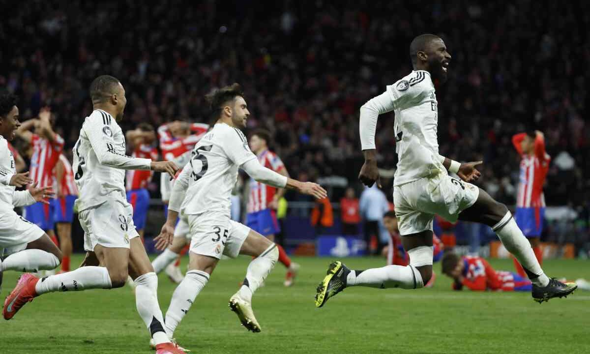 Champions League, Real Madrid ai quarti grazie ai rigori e anche al Var: cosa è successo? Nella foto, l'esultanza dei giocatori del Real Madrid e la disperazione di quelli dell'Atletico