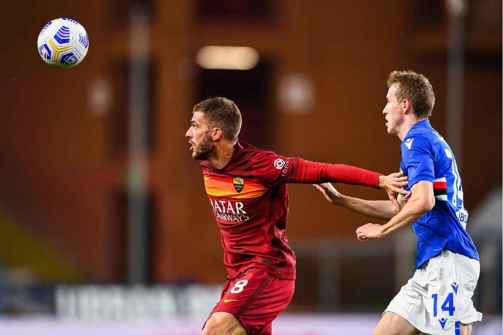 Davide Santon difende il pallone da un attaccante della Sampdoria con la maglia della Roma nel 2021