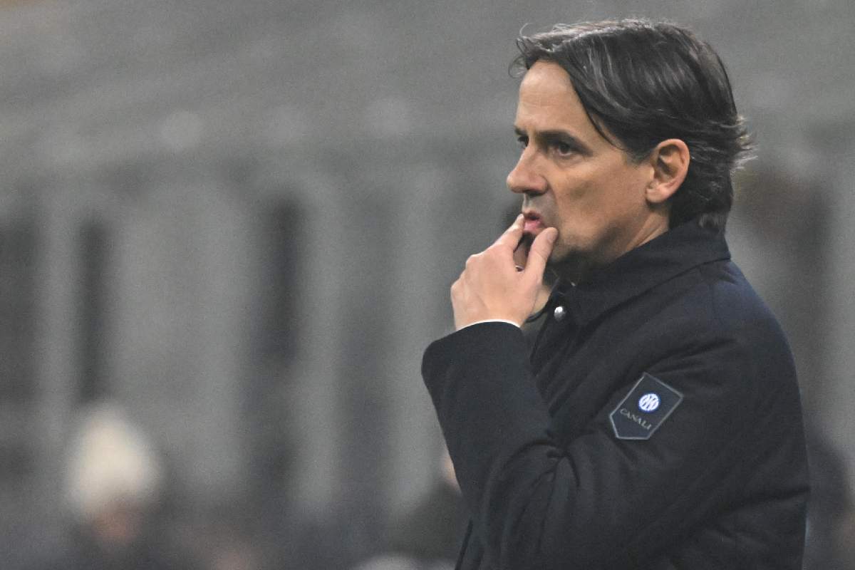 Inter, in Champions senza esterni: cosa estrarrà dal cilindro Simone Inzaghi? Nella foto, l'allenatore nerazzurro dell'Inter, Simone Inzaghi, con i suoi dubbi di formazione