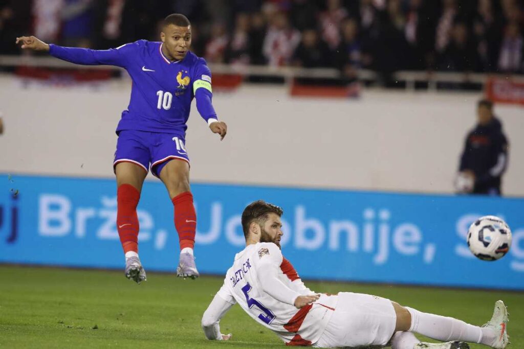 Kylian Mbappe con la maglia della Francia