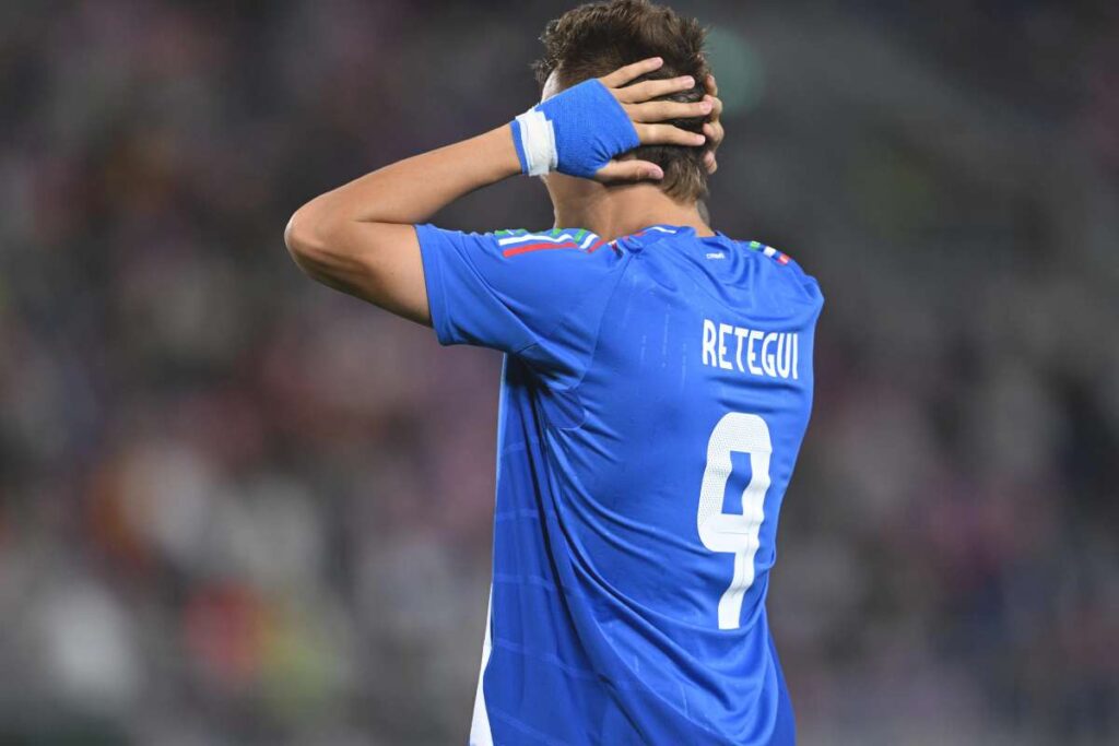 Mateo Retegui con le mani nei capelli dopo un errore con la maglia della nazionale italiana