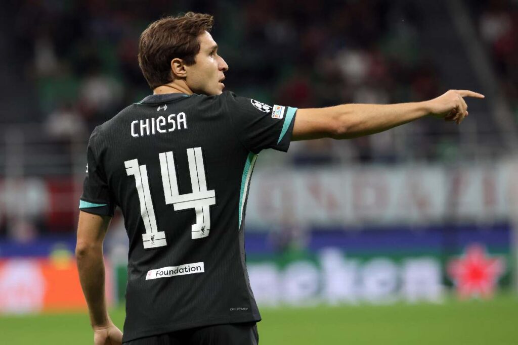 Premier League, Liverpool a un passo dal titolo: medaglia a rischio per Chiesa? Ecco perché. Nella foto, Federico Chiesa con la maglia del Liverpool