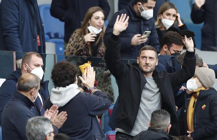 Totti: "Quanti Palloni d'Oro avrebbe vinto Messi alla Roma giocando con Pivotto? Zero". Chi è Matteo Pivotto. Nella foto, Francesco Totti in tribuna saluta i tifosi